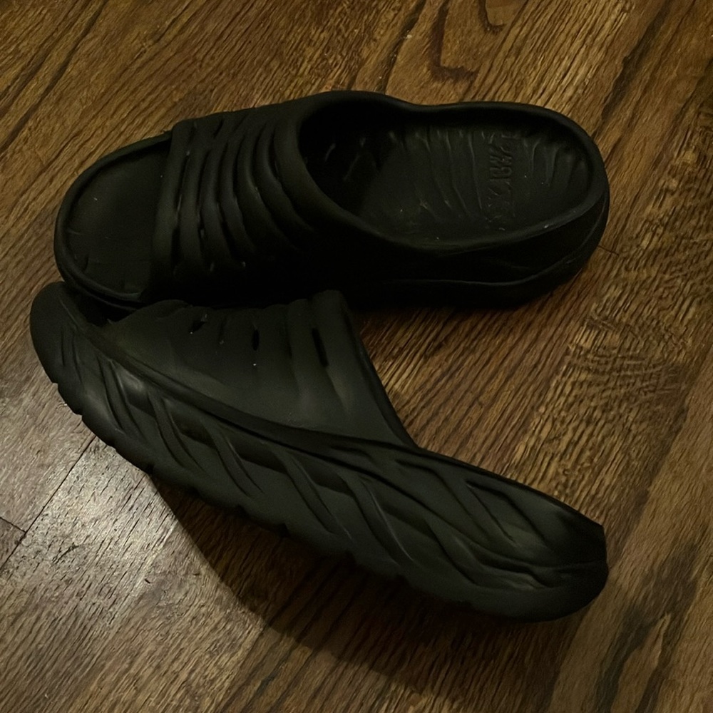 Hoka One One Black Ora recovery Slides ~ 8M ~ EUC